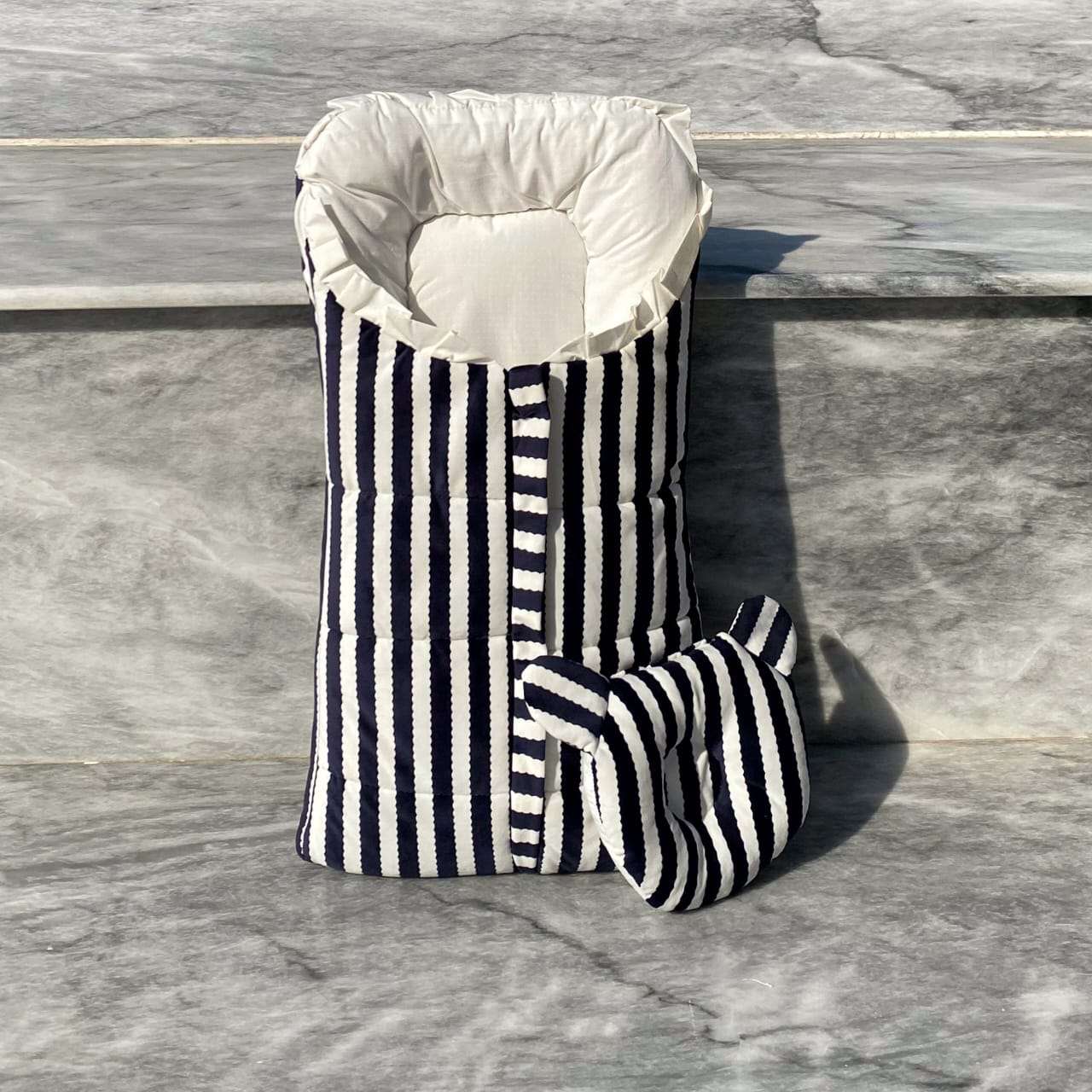 Carry Nest with Pillow - Lines - Image 9