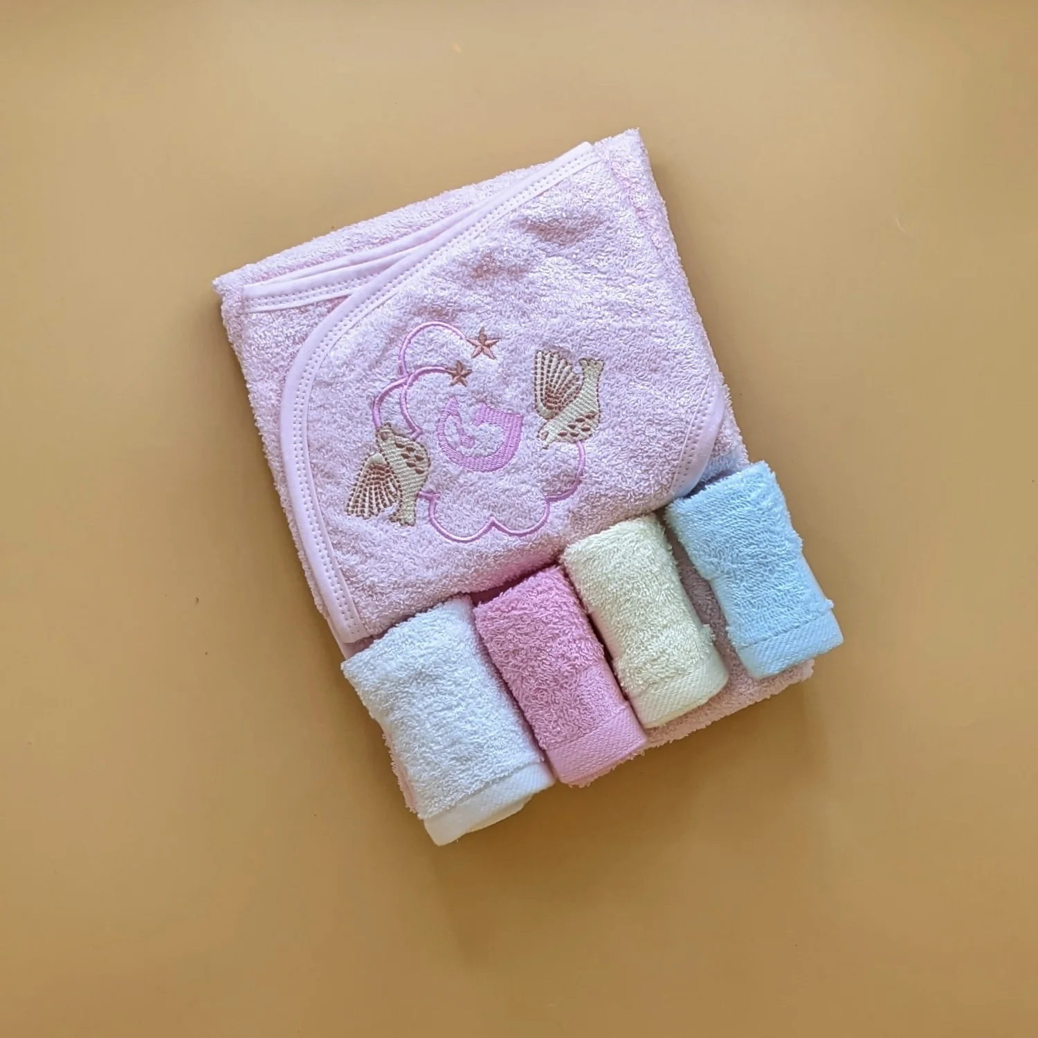 Hooded Bath Towel with 4 Pieces Face Towels - Image 2