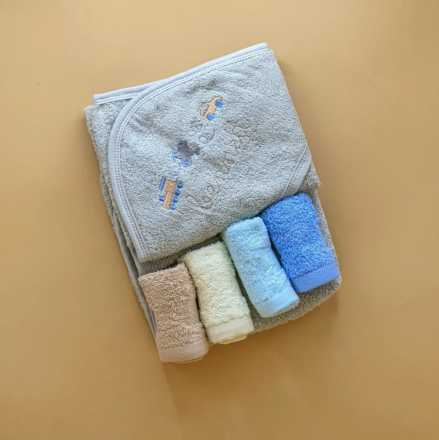 Hooded Bath Towel with 4 Pieces Face Towels - Image 3